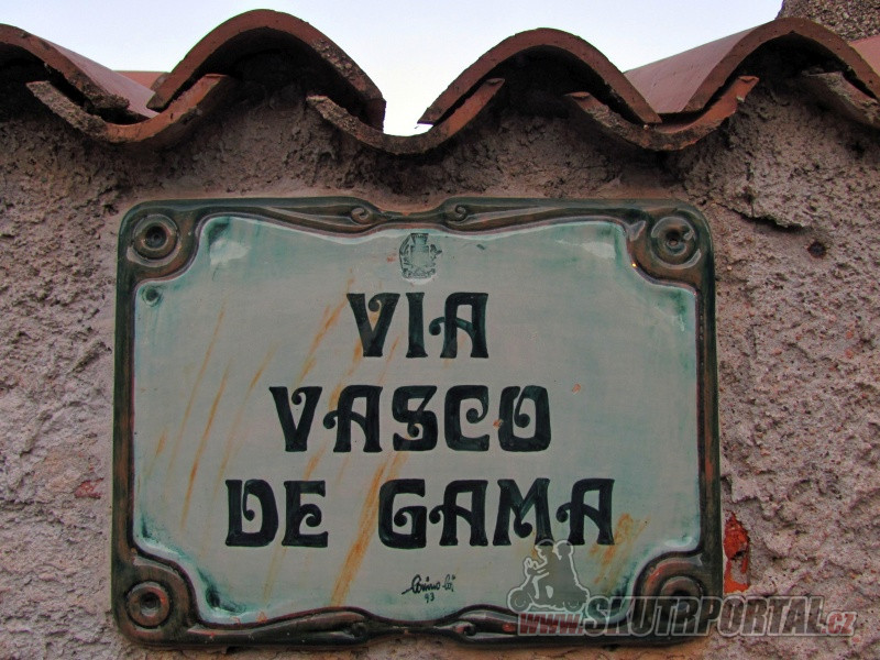 Ulice jsou ukázkově označeny hezkými keramickými cedulemi. Tato je z Cala Gonone.