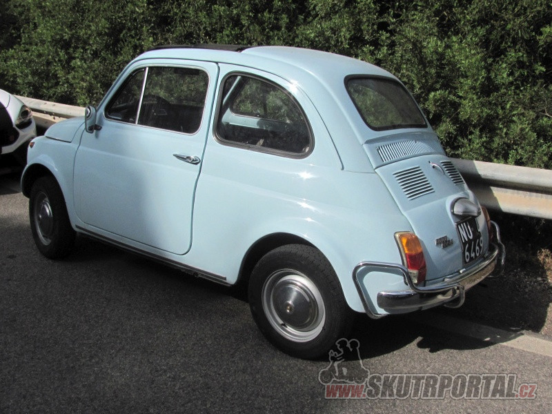 Fiat 500 – „Cinquecento“. Viděli jsme jich několik, většinou hezky udržovaných.