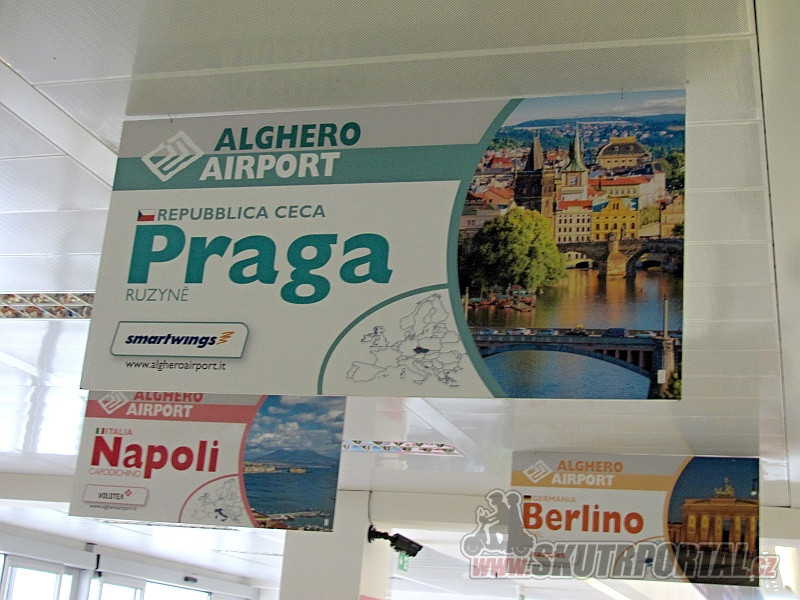 Reklama na Prahu v hale letiště v Algheru. Je tam správné pojmenování - Ruzyně :-) Bratislavu tam měli taky.