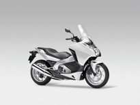 Honda INTEGRA , výkon motocyklu a obratnost skútru.