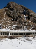 16 - Silnici poblíž Lago di Fedaia kryje několik galerií. Letos bylo víc sněhu, tyhle holé kopce jsou ze zimy 2015/2016.