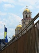 5 Takhle nás vítá Bosna a Hercegovina. Kostely, vlajky, cyrilice… Foceno z auta, v koloně na mostě před celnicí.