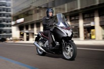 Honda INTEGRA , výkon motocyklu a obratnost skútru.