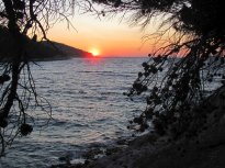 48 Slunce zapadá za souostrovím Kornati se známým národním parkem. Pak už je jen širé moře a o 160 km dál Itálie.
