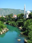 3 Neretva, mešity, minarety, hory kolem – to je Mostar.